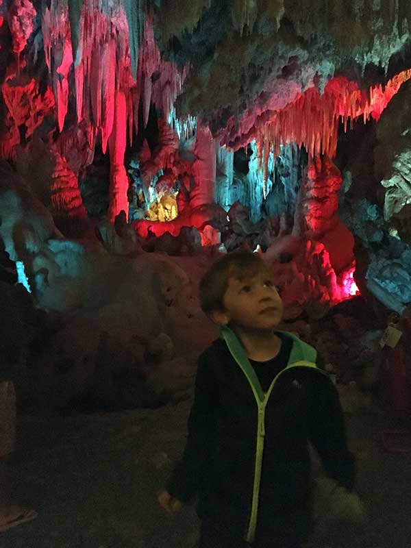 bambino in grotta