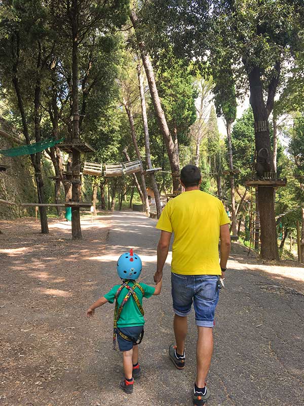 padre e figlio al parco avventura genova