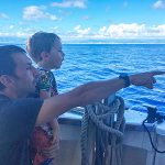 padre e figlio guardano il mare whalewatching