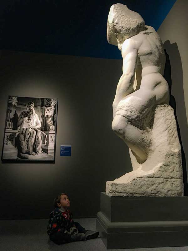 bambino guarda statua museo Genova