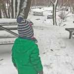 bambino nel bosco con neve