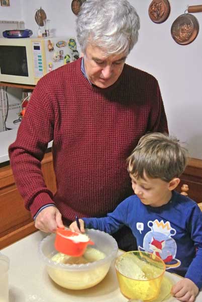 nonno e nipote preparano farinata genovese