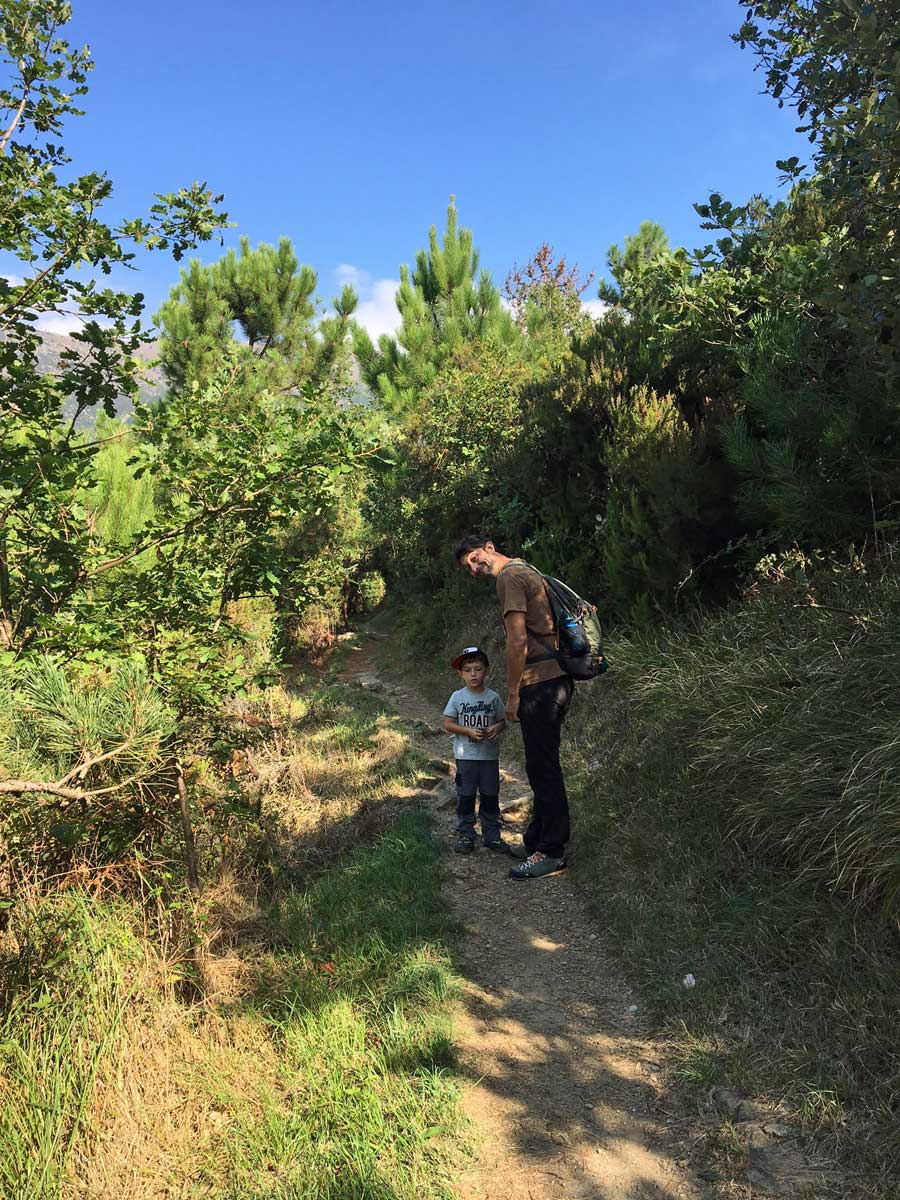 papà e bambino sentiero lago della tina