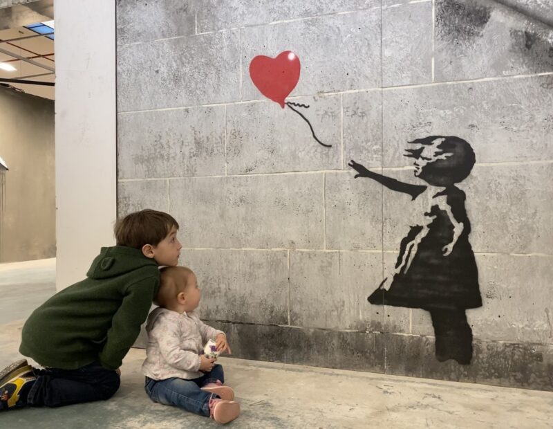 Mostra Banksy Genova bambini girl balloon